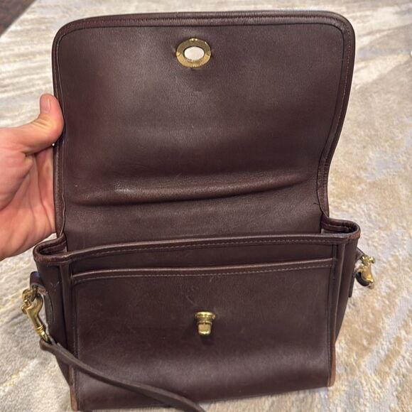 Coach
Leather handbag
Brown, Leather made in USA 1992 GUc check
With book - Picture 5 of 16